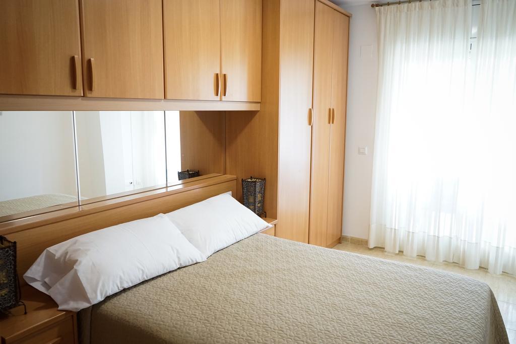 Apartamento Port Marino Кембрилс Екстериор снимка