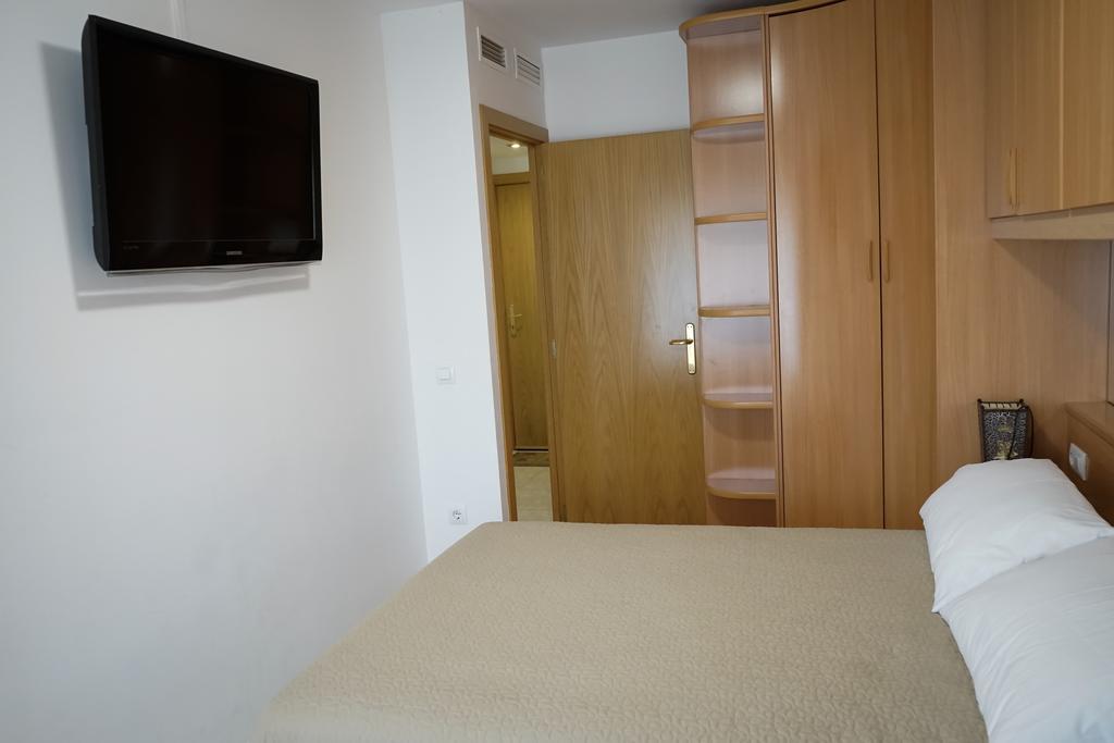 Apartamento Port Marino Кембрилс Екстериор снимка