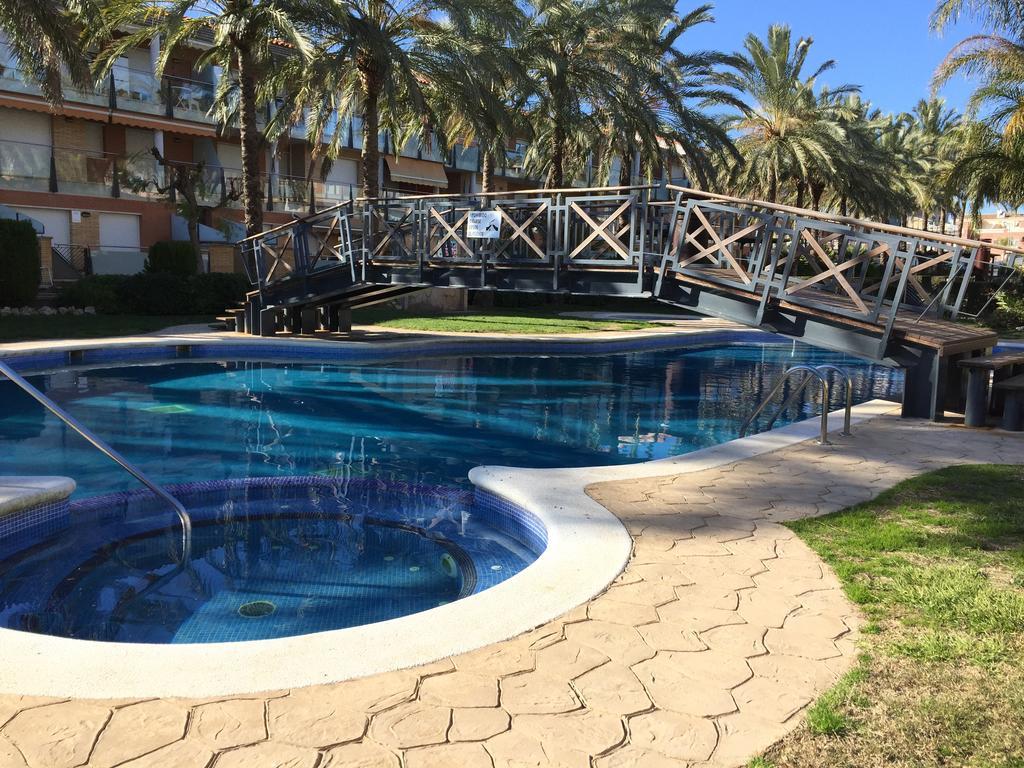 Apartamento Port Marino Кембрилс Екстериор снимка