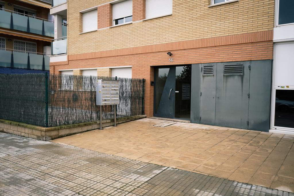 Apartamento Port Marino Кембрилс Екстериор снимка